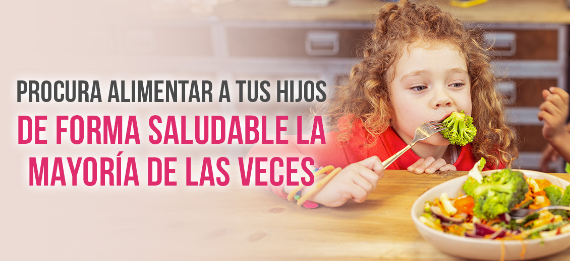Niña con su plato de vegetales mientras muerde un árbol de brócoli