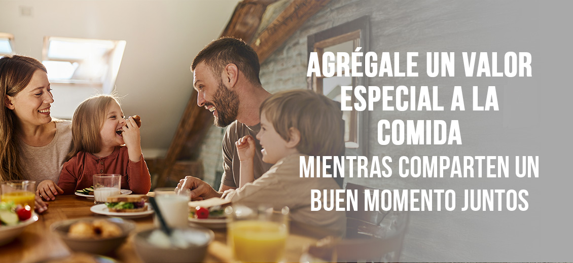 Papá, mamá, un niño y una niña compartiendo una comida juntos