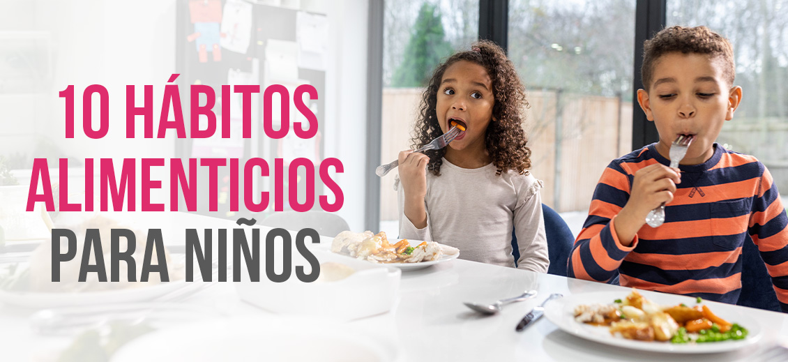 Una niña y un niño comiendo juntos