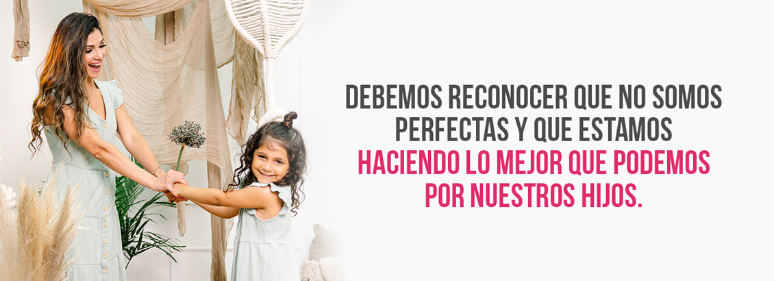 La mamá bloguera Katy Ferrer y su hija sonrientes en un set de fotos