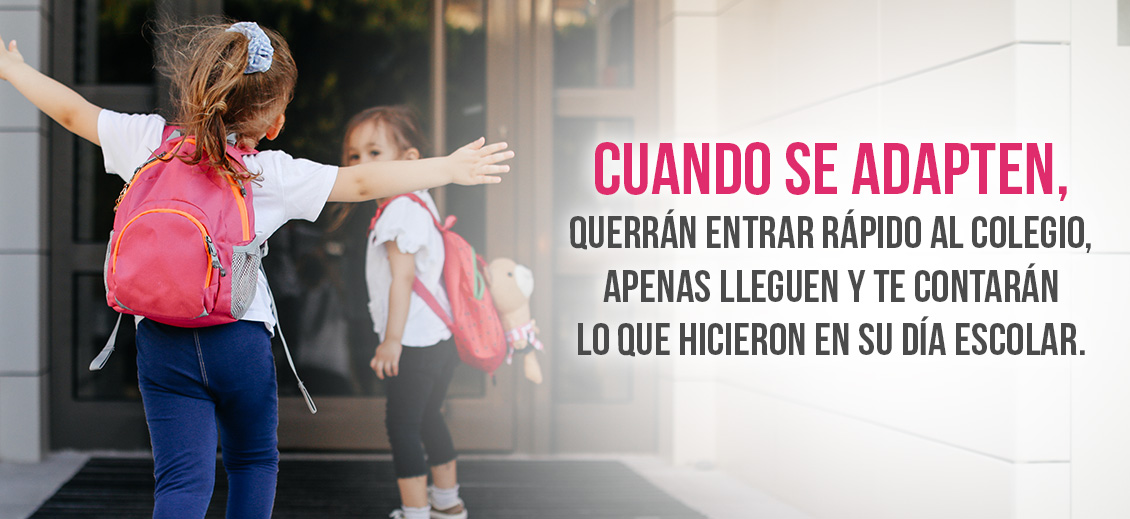 Niña corriendo hacia la entrada del colegio con los brazos extendedidos