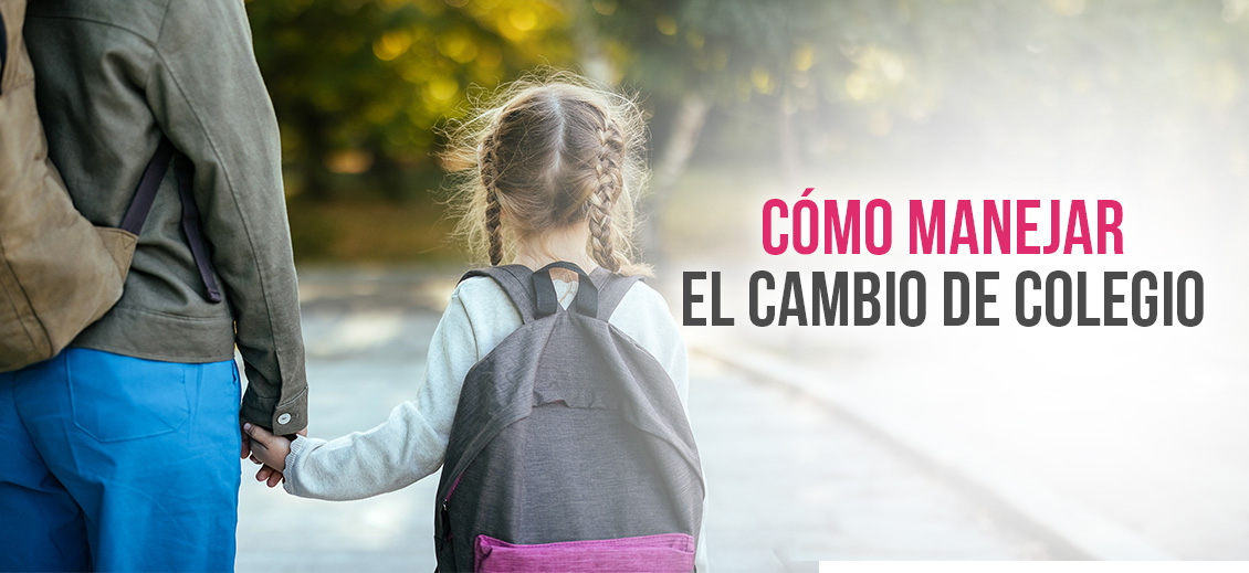 Niña de espalda, con trenzas, morral y tomando la mano de su mamá