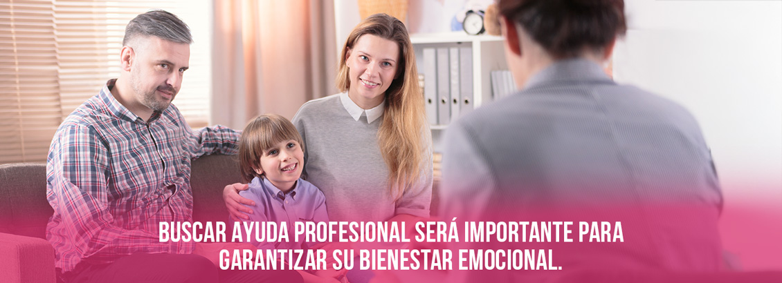 Papá, mamá e hijo en una cita con psicóloga infantil