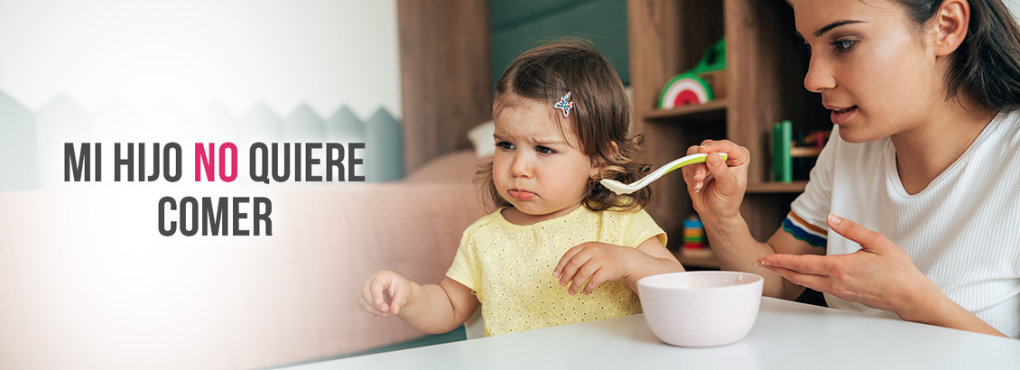 Mamá intentando darle comida a niña que no quiere comer