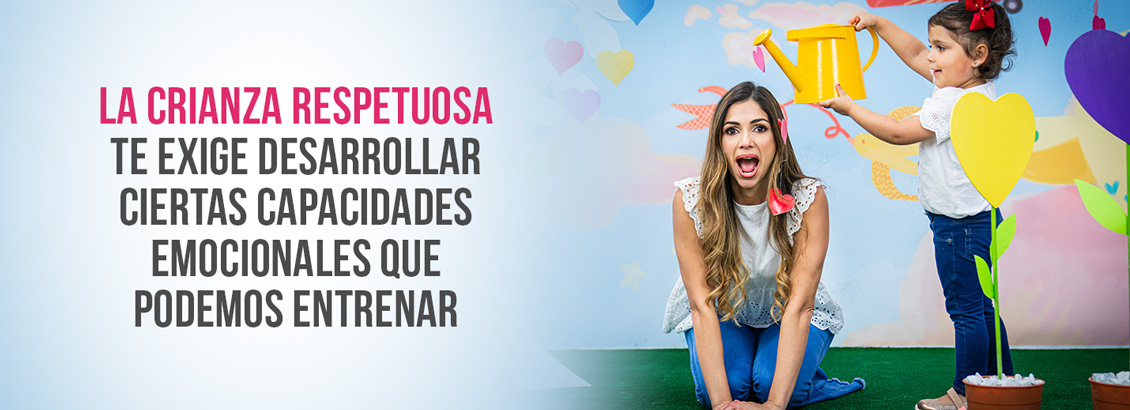 Katy Ferrer y Catalina Jugando Mientras Desarrollan Capacidades Emocionales en la Crianza Respetuosa